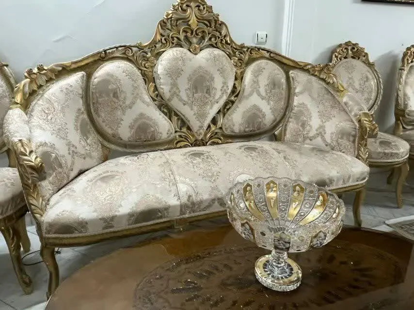 مبلمان استیل ۹ نفره با سه عدد میز جلو مبلی ست خودش پارچه ابریشم گل برجسته و بدون یه ذره خوابیدگی ابرها که کاملا مشخصه و همشون دارای کاور