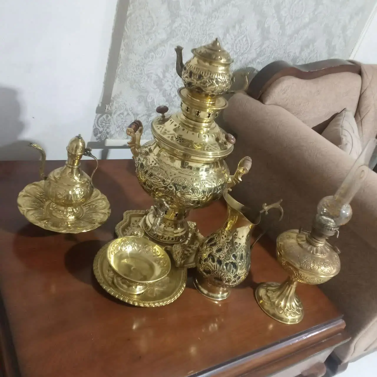 سرویس سماور برنجی شامل افتابه لگن برنجی و یک چراغ برنجی نو نو با کارتون